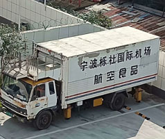 公司售服對機(jī)場中央廚房系統(tǒng)冷卻用冷水機(jī)進(jìn)行回訪，發(fā)現(xiàn)風(fēng)險，解決問題